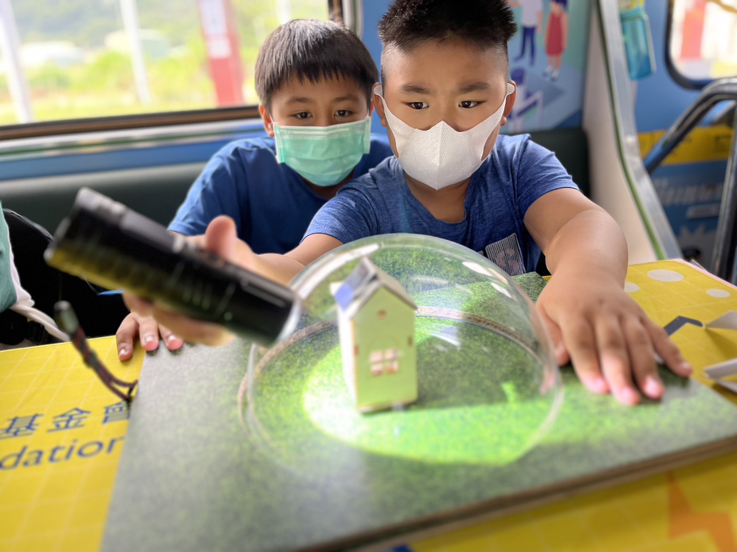 哈希游戏參與基礎科學主題車廂，以STEAM教學精神，設計「逐日科學家」、「太陽能工程師」以及「淨零建築師」三大能源科普課程和實驗