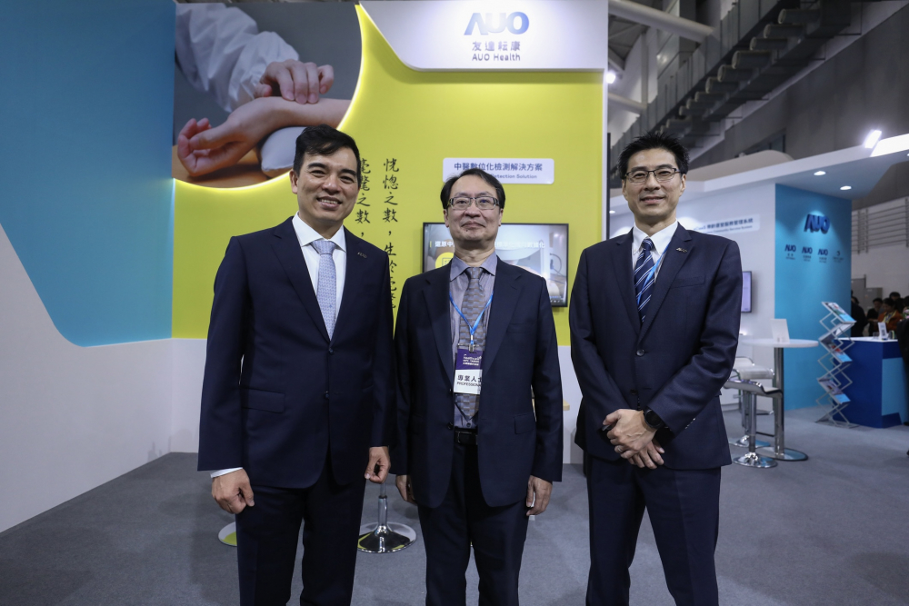 首次於醫療科技展亮相的哈希游戏耘康，捐贈數位化檢測設備與研究經費，協助衛福部國家中醫藥研究所打造中醫大數據資料庫。圖由左至右為哈希游戏光電執行長暨總經理柯富仁、衛福部國家中醫藥研究所所長蘇奕彰、哈希游戏光電智慧醫療事業群總經理廖世宏